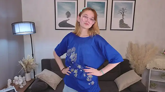 Snapshot of LinhFerrales chatting on 10.17.25 LinhFerrales online show from 10.17.25