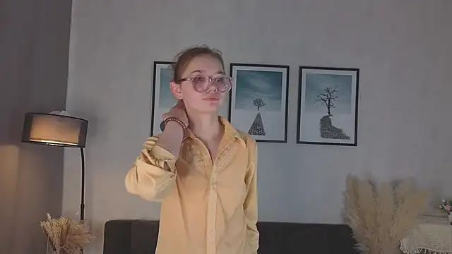 Snapshot of LinhFerrales chatting on 10.18.25 LinhFerrales online show from 10.18.25