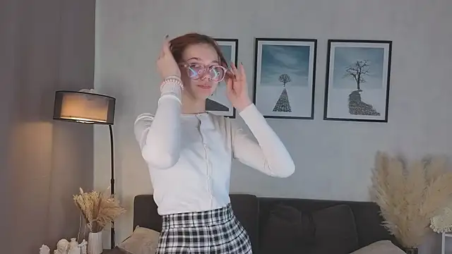 Snapshot of LinhFerrales chatting on 10.19.25 LinhFerrales online show from 10.19.25