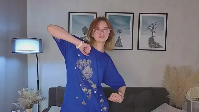 Snapshot of LinhFerrales chatting on 10.21.25 LinhFerrales online show from 10.21.25