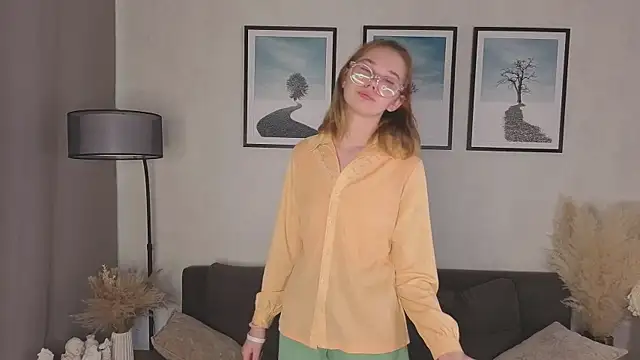 Snapshot of LinhFerrales chatting on 10.22.25 LinhFerrales online show from 10.22.25