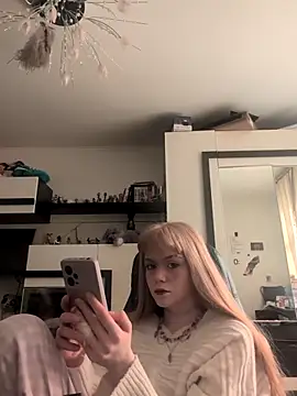 Snapshot of OpheliaMills chatting on 10.15.25 OpheliaMills online show from 10.15.25