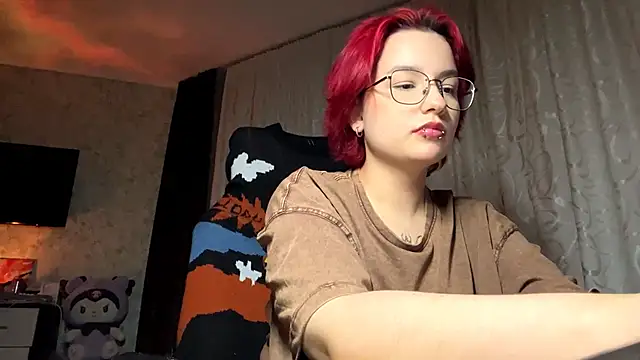 Snapshot of TheaBertch chatting on 10.13.25 TheaBertch online show from 10.13.25