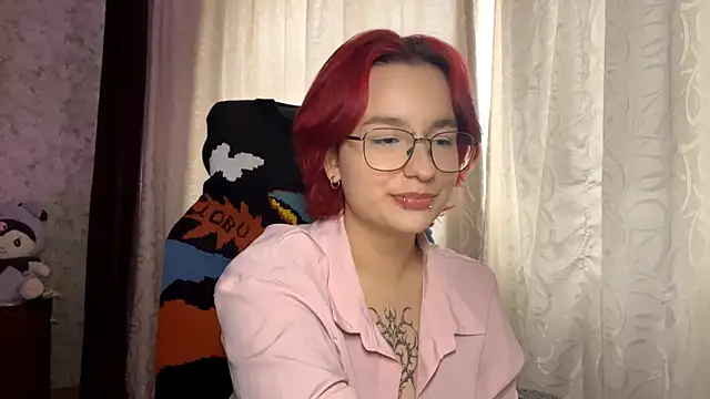 Snapshot of TheaBertch chatting on 10.17.25 TheaBertch online show from 10.17.25