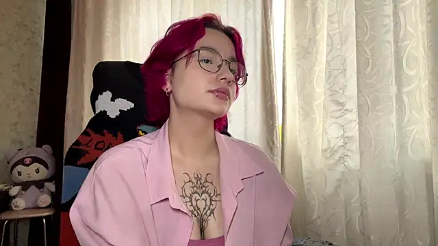 Snapshot of TheaBertch chatting on 10.24.25 TheaBertch online show from 10.24.25