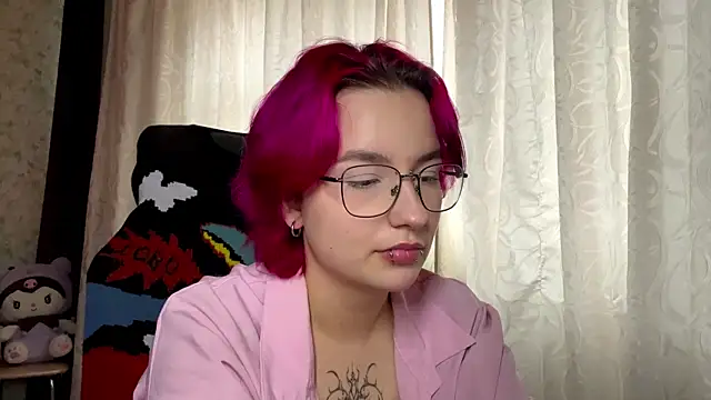 Snapshot of TheaBertch chatting on 10.25.25 TheaBertch online show from 10.25.25