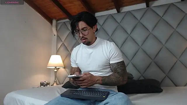 Snapshot of Liam_Espinoza chatting on 10.19.25 Liam Espinoza online show from 10.19.25