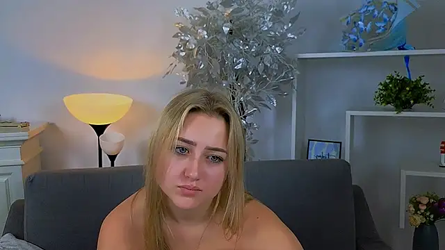 Snapshot of Lulu___Moon chatting on 10.28.25 Lulu   Moon online show from 10.28.25