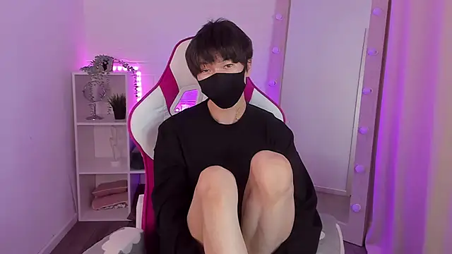 Snapshot of ShyAzianBoy chatting on 10.15.25 ShyAzianBoy online show from 10.15.25