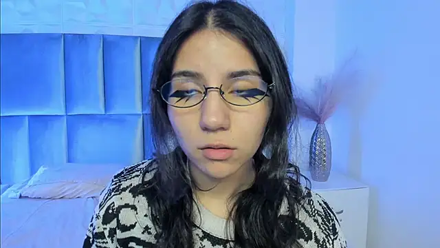 HollyPeach online show from 04.14.26