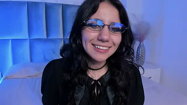 Snapshot of HollyPeach chatting on 05.19.26 HollyPeach online show from 05.19.26