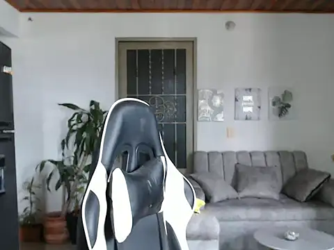 Snapshot of moon1_95 chatting on 10.20.25 moon1 95 online show from 10.20.25