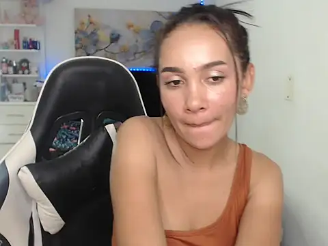 Snapshot of moon1_95 chatting on 10.28.25 moon1 95 online show from 10.28.25