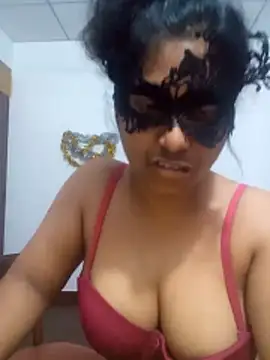 Expose Queen online show from 04.08.26