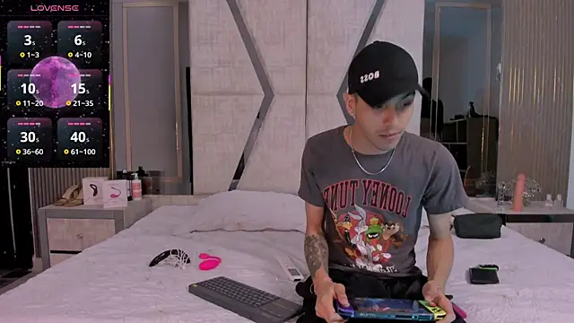 DerryAndIzzy online show from 11.06.25