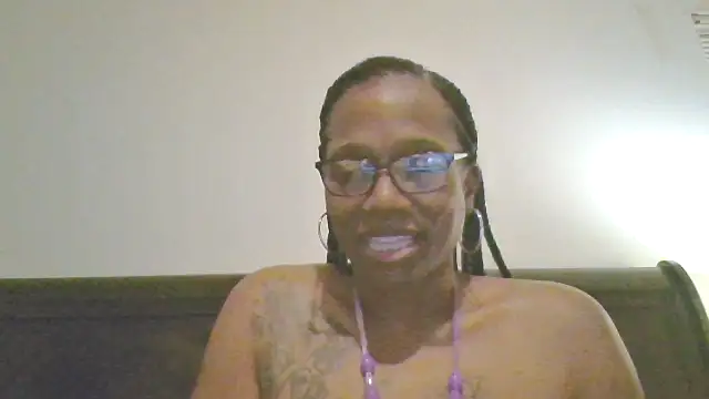 Snapshot of SweetCandy85 chatting on 10.15.25 SweetCandy85 online show from 10.15.25