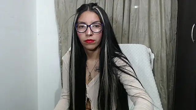 Snapshot of AlejaRosuie chatting on 10.20.25 AlejaRosuie online show from 10.20.25