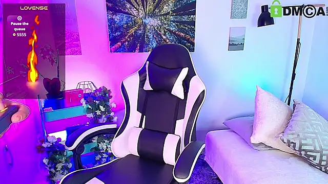 Snapshot of Alex_carter chatting on 10.30.25 Alex carter online show from 10.30.25