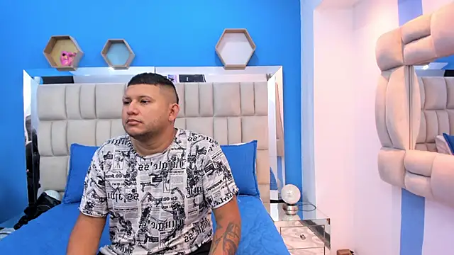 Snapshot of catalina_and_jhon chatting on 10.24.25 catalina and jhon online show from 10.24.25