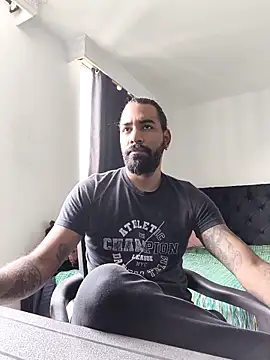 Snapshot of logan_arte_dance chatting on 10.12.25 logan arte dance online show from 10.12.25