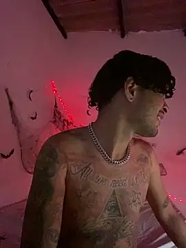 Snapshot of Sweett_pain chatting on 10.27.25 Sweett pain online show from 10.27.25