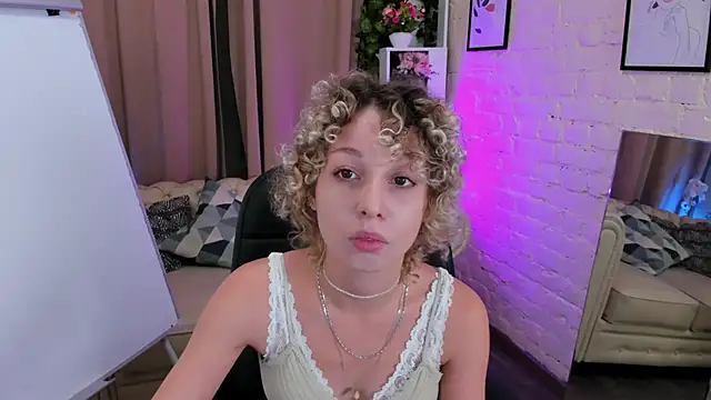 Snapshot of Mary_Wahlberg chatting on 10.24.25 Mary Wahlberg online show from 10.24.25