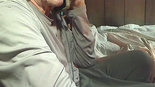 Snapshot of OldManOnline chatting on 12.01.25 OldManOnline online show from 12.01.25