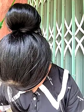 Snapshot of Linh-xxx chatting on 10.15.25 Linh-xxx online show from 10.15.25