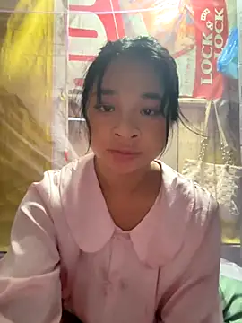 Snapshot of Linh-xxx chatting on 10.15.25 Linh-xxx online show from 10.15.25