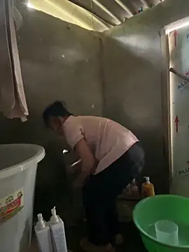 Snapshot of Linh-xxx chatting on 10.17.25 Linh-xxx online show from 10.17.25