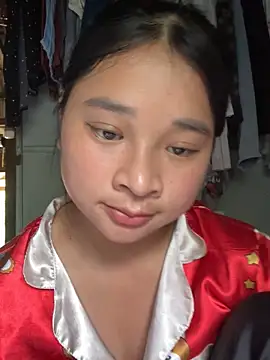 Snapshot of Linh-xxx chatting on 10.31.25 Linh-xxx online show from 10.31.25