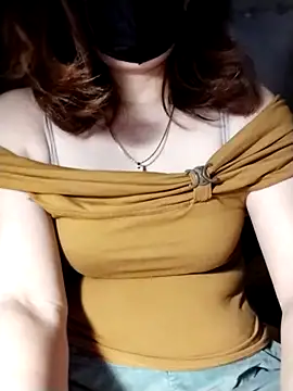 YiyinLy online show from 10.31.25