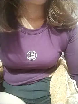 YiyinLy online show from 11.27.25