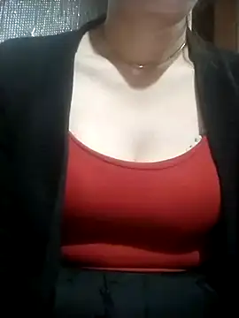 YiyinLy online show from 12.04.25