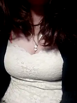 YiyinLy online show from 02.11.26