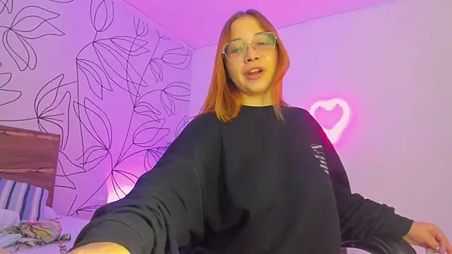 Snapshot of merida_06 chatting on 10.28.25 merida 06 online show from 10.28.25