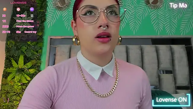 Snapshot of Darlyhooper01 chatting on 10.24.25 Darlyhooper01 online show from 10.24.25