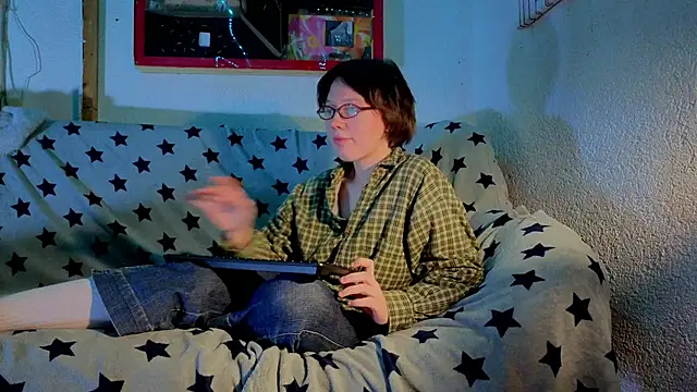 Snapshot of ReincarnatedAngel chatting on 10.18.25 ReincarnatedAngel online show from 10.18.25