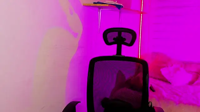 Emily Lindey online show from 11.18.25