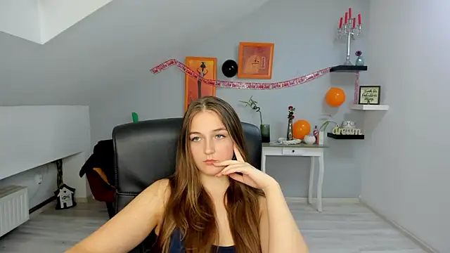 Snapshot of AnneWilsonn chatting on 10.29.25 AnneWilsonn online show from 10.29.25