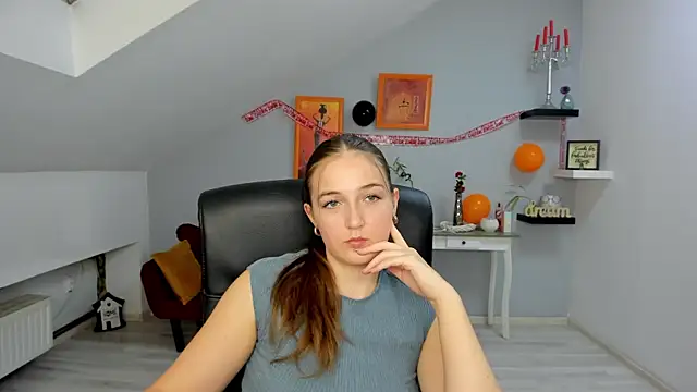 Snapshot of AnneWilsonn chatting on 10.30.25 AnneWilsonn online show from 10.30.25