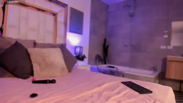 Snapshot of Samanthadela chatting on 10.22.25 Samanthadela online show from 10.22.25