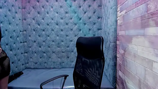 Agatha Leon  online show from 02.27.26