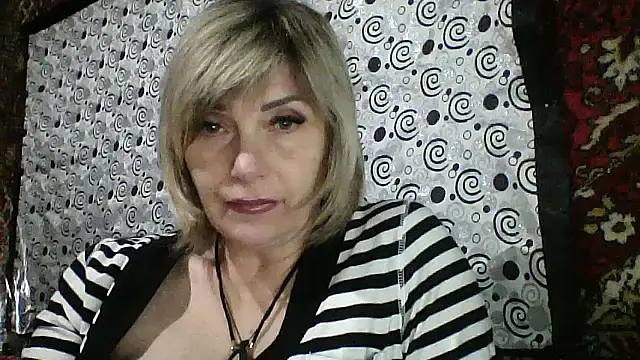 Snapshot of Lia_Ray chatting on 10.19.25 Lia Ray online show from 10.19.25