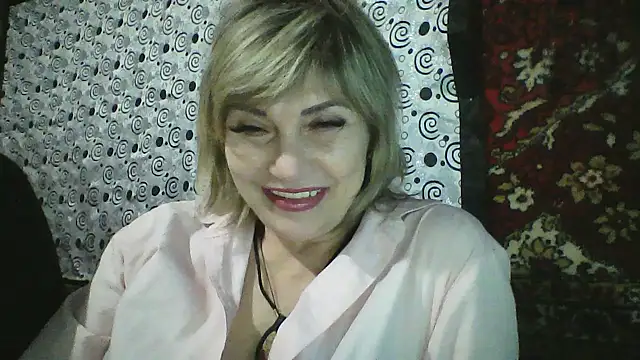 Snapshot of Lia_Ray chatting on 10.20.25 Lia Ray online show from 10.20.25