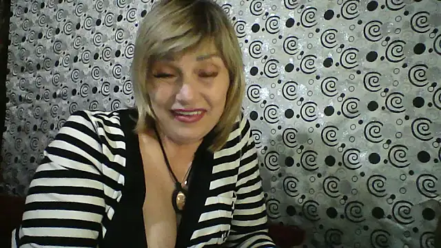 Snapshot of Lia_Ray chatting on 10.21.25 Lia Ray online show from 10.21.25