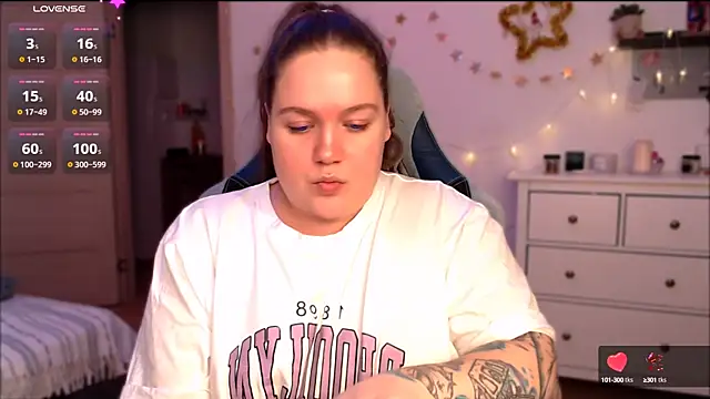 Snapshot of SummerTina chatting on 01.10.25 SummerTina online show from 01.10.25