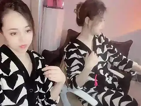 Snapshot of Sylvia520 chatting on 10.17.25 Sylvia520 online show from 10.17.25