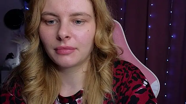 Snapshot of newday-off chatting on 10.31.25 newday-off online show from 10.31.25