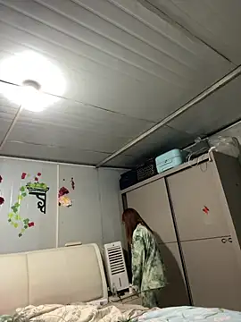 Snapshot of noe-00 chatting on 10.19.25 noe-00 online show from 10.19.25